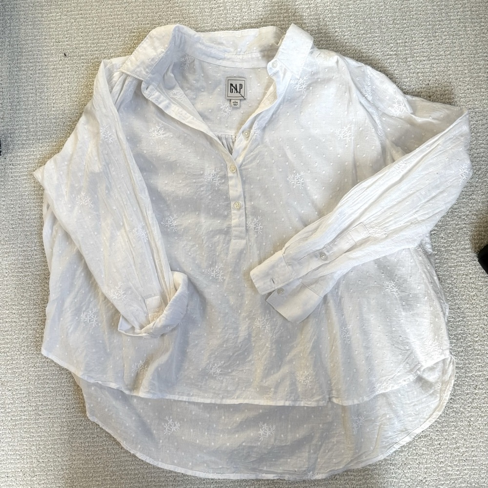 Gap embroidered white flowy polo